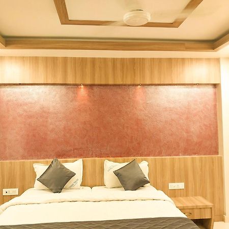 Hotel Royal Wings Elūr Екстериор снимка