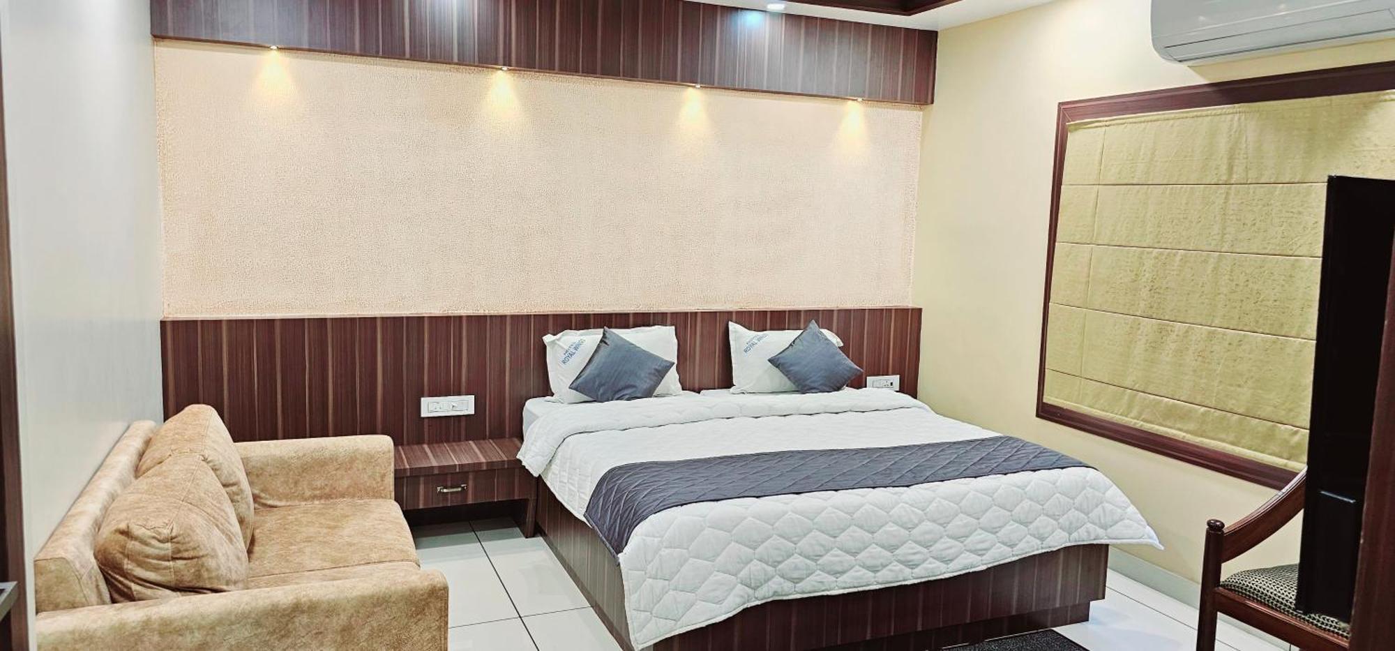 Hotel Royal Wings Elūr Екстериор снимка