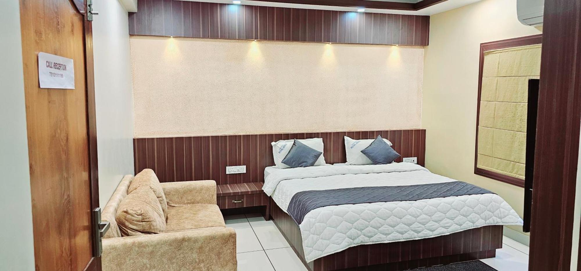 Hotel Royal Wings Elūr Екстериор снимка