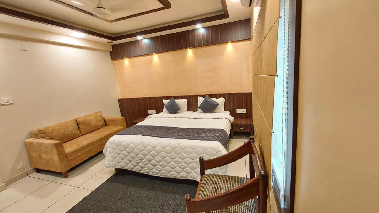 Hotel Royal Wings Elūr Екстериор снимка