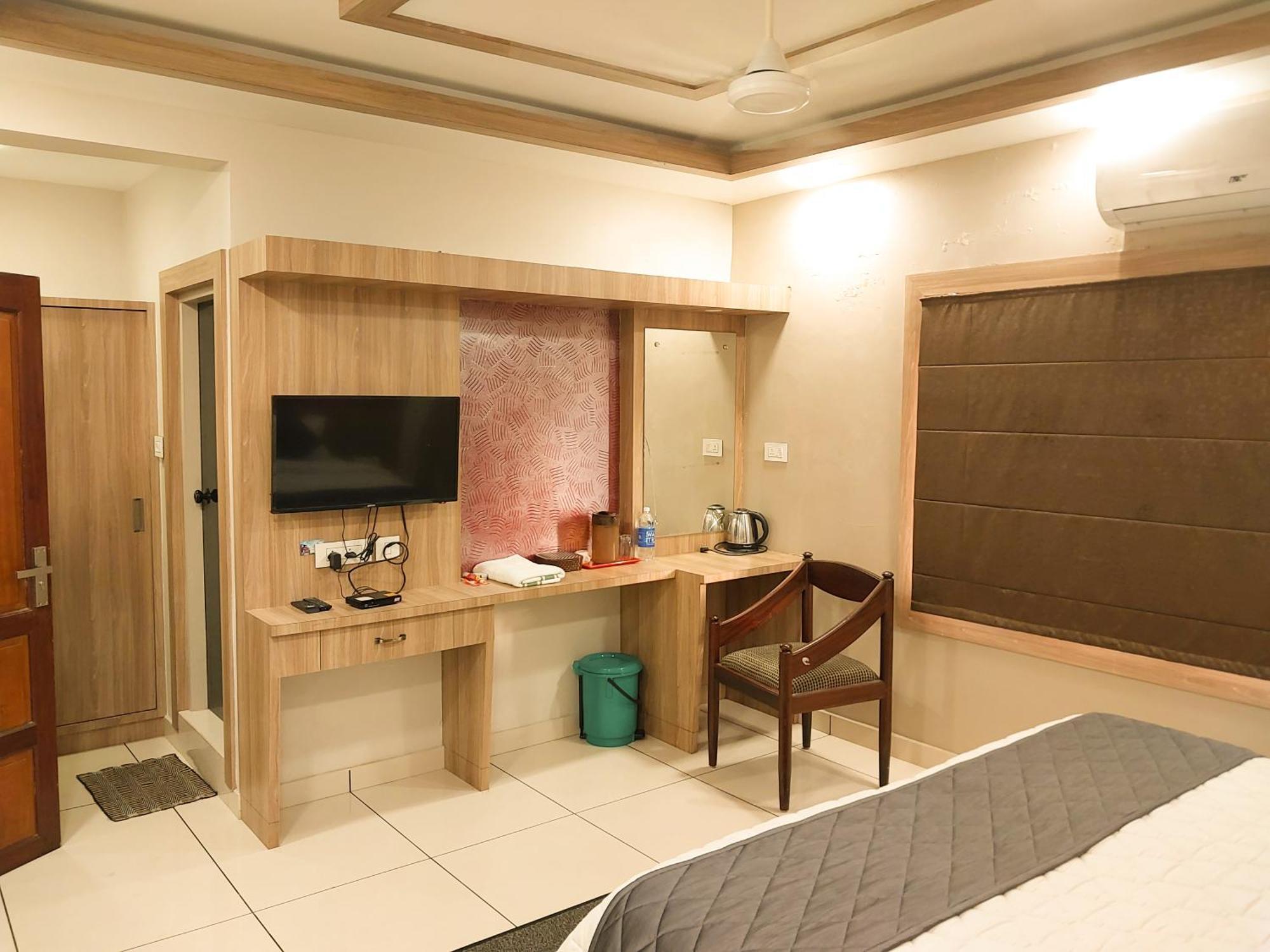 Hotel Royal Wings Elūr Екстериор снимка