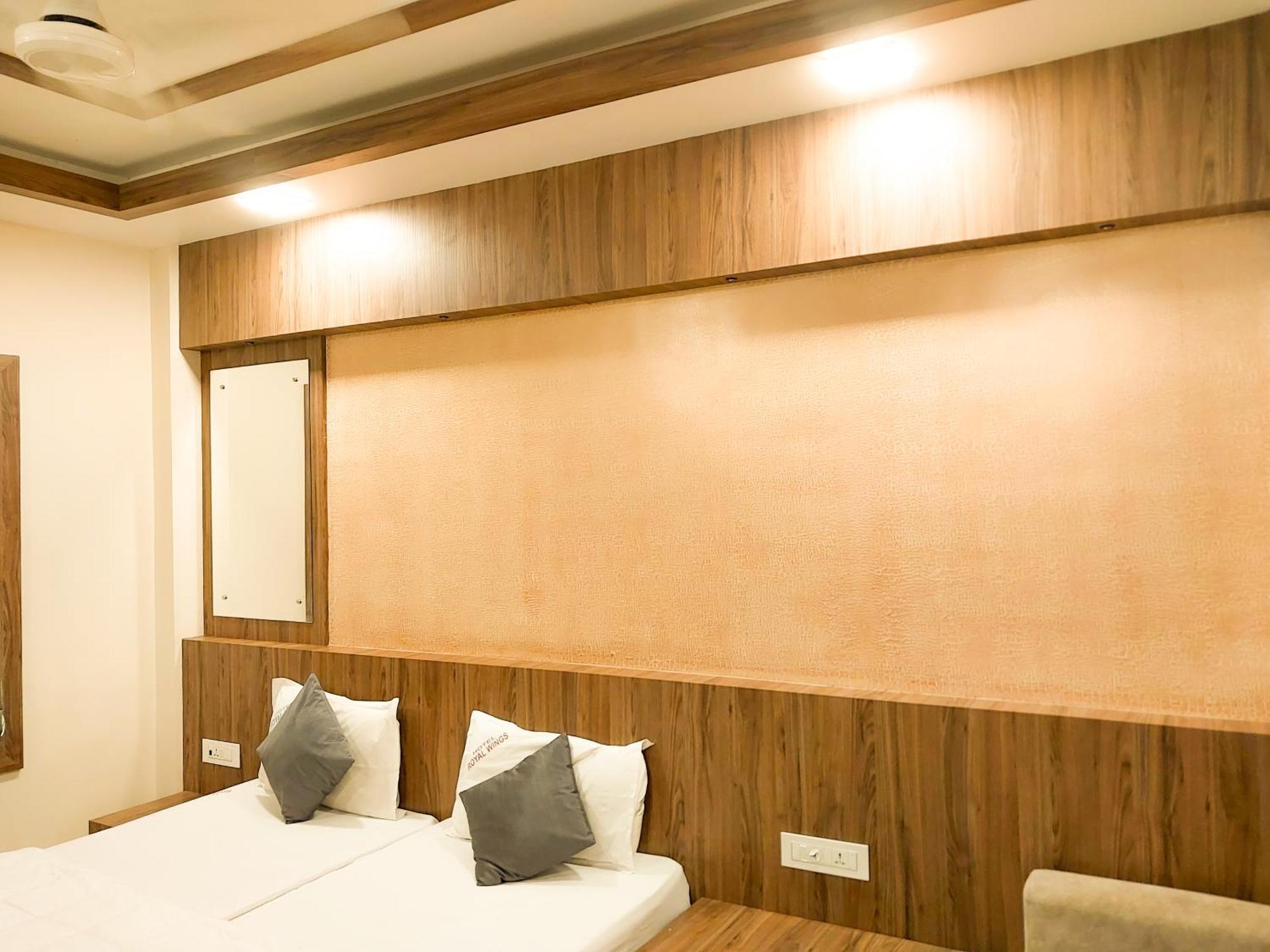 Hotel Royal Wings Elūr Екстериор снимка