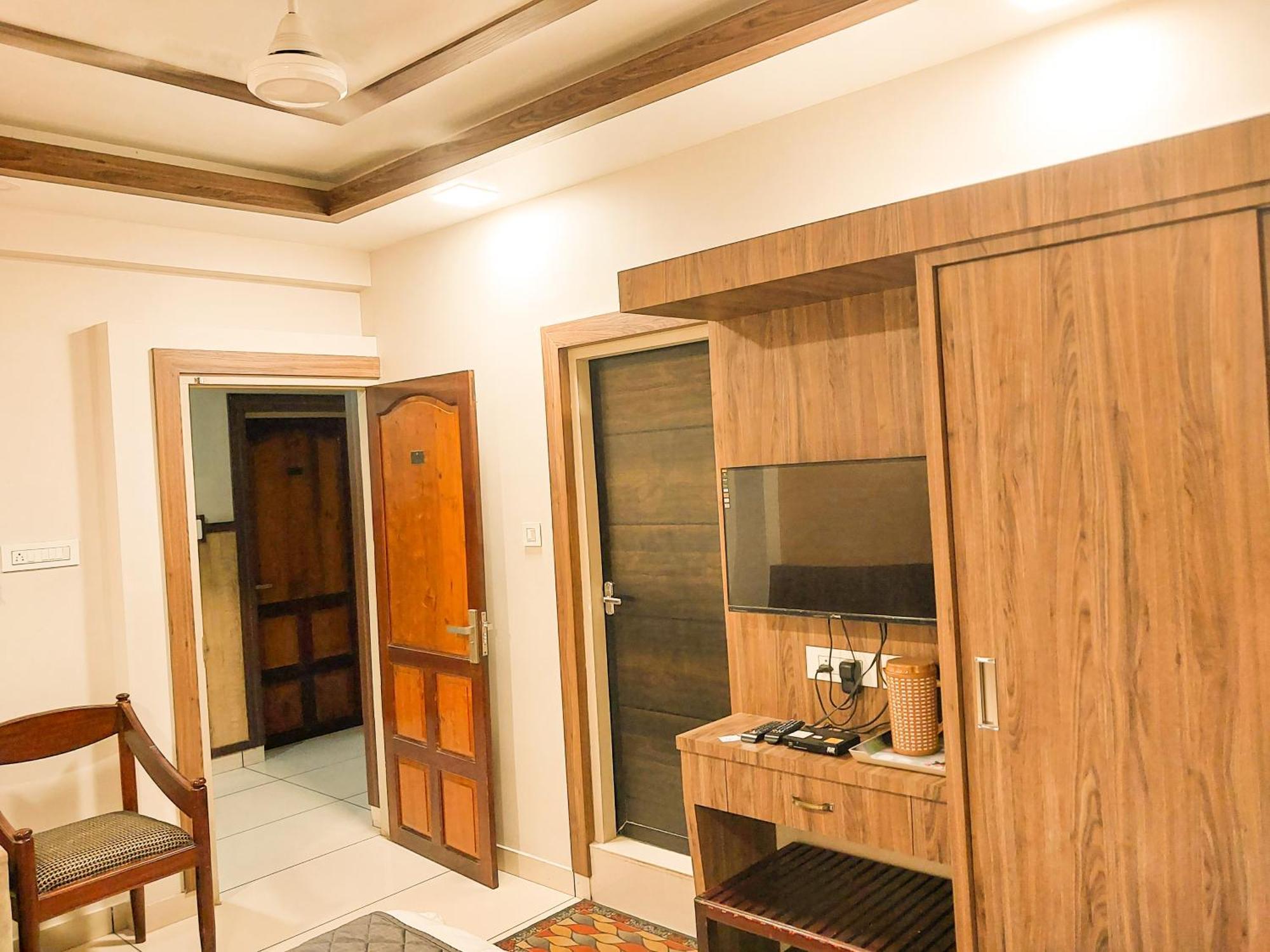 Hotel Royal Wings Elūr Екстериор снимка