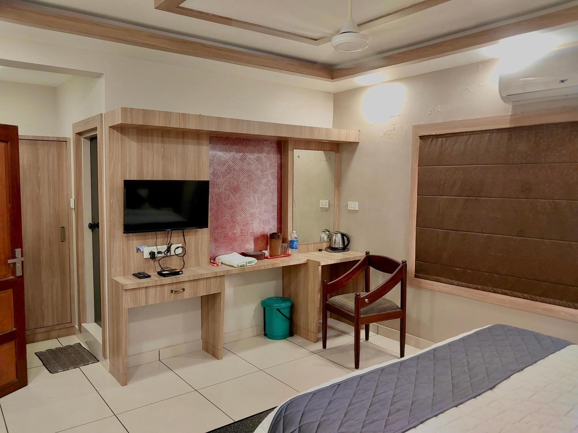 Hotel Royal Wings Elūr Екстериор снимка
