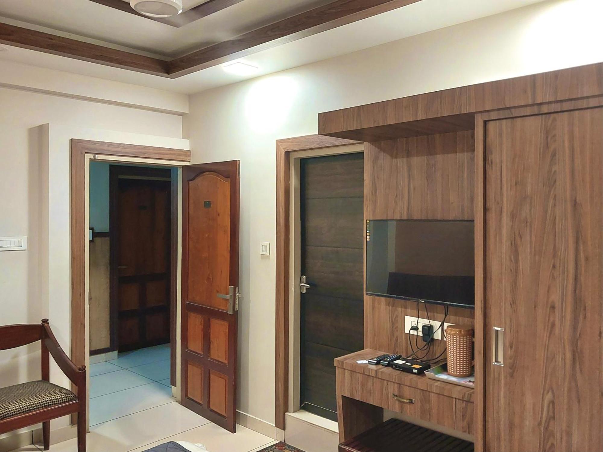 Hotel Royal Wings Elūr Екстериор снимка
